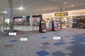 【イオンモール鶴見緑地】中央エスカレーター前