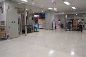【イオン臼井店】ポップアップストアやプロモーションイベントに適した食品レジ側エスカレーター上り口イベントスペース