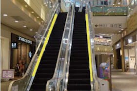 【イオンモール木曽川】モール内広告 エスカレーター