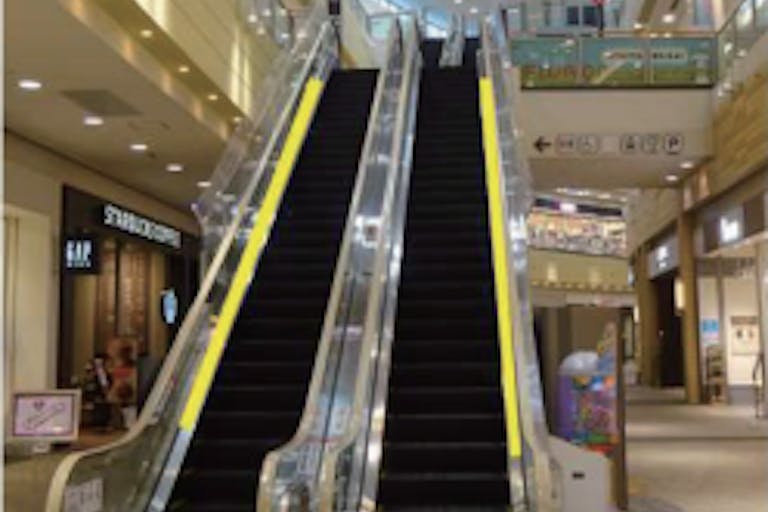 【イオンモール木曽川】モール内広告 エスカレーターの画像1