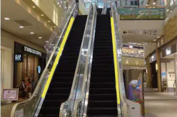 【イオンモール木曽川】モール内広告 エスカレーター