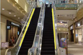 【イオンモール木曽川】モール内広告 エスカレーター