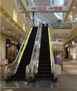 【イオンモール木曽川】モール内広告 エスカレーターの画像