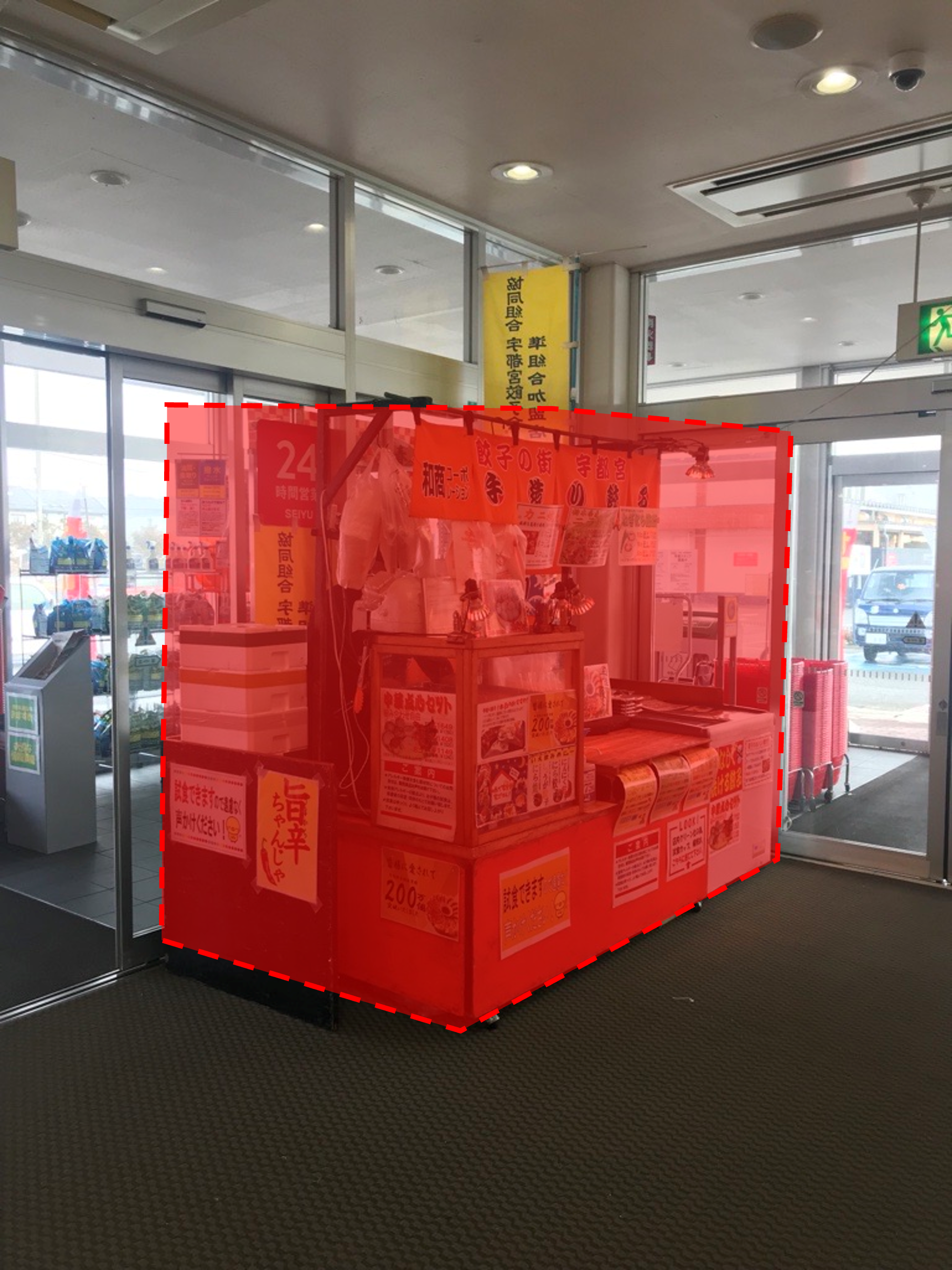 【西友　伊那竜東店】店内風除室前（レジ前 クリーニング/理美容側入口付近)　プロモーション用途や物販、食物販のポップアップストアに最適なスーパー店内催事イベントスペース