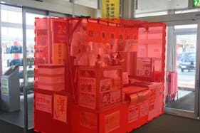 【西友 伊那竜東店】店内風除室前(レジ前 クリーニング/理美容側入口付近) プロモーション用途や物販、食物販のポップアップストアに最適なスーパー店内催事イベントスペース