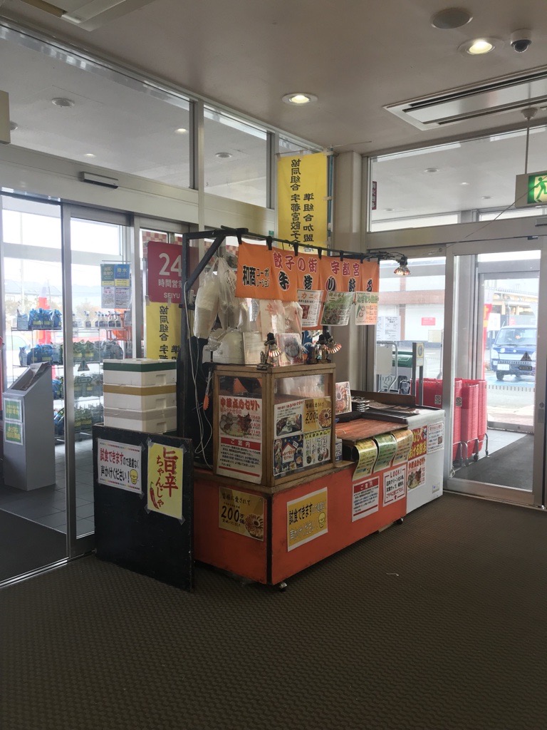 【西友　伊那竜東店】店内風除室前（レジ前 クリーニング/理美容側入口付近)　プロモーション用途や物販、食物販のポップアップストアに最適なスーパー店内催事イベントスペース