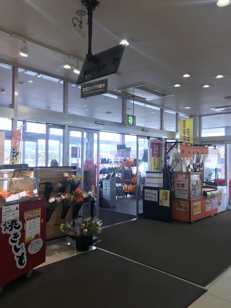 【西友　伊那竜東店】店内風除室前（レジ前 クリーニング/理美容側入口付近)　プロモーション用途や物販、食物販のポップアップストアに最適なスーパー店内催事イベントスペース