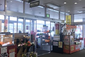 【西友 伊那竜東店】店内風除室前(レジ前 クリーニング/理美容側入口付近) プロモーション用途や物販、食物販のポップアップストアに最適なスーパー店内催事イベントスペース