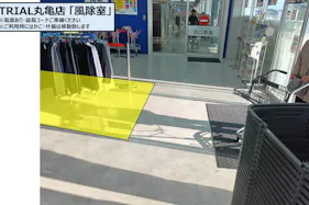 【スーパーセンタートライアル丸亀店】販促プロモ活動に最適な トライアル丸亀店『風除室』スペース