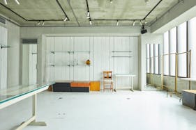 【外苑前駅10分】展示会や撮影に適した自然光差し込む什器が豊富なイベントスペース