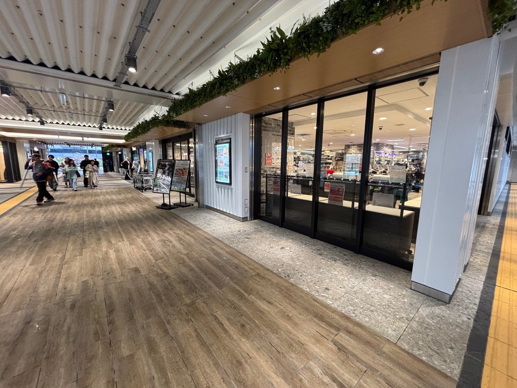 【ペリエ海浜幕張】食や雑貨等の小規模ポップアップに最適なJR海浜幕張駅公園改札正面にあるスペース（区画7：ワイズマート出口横）