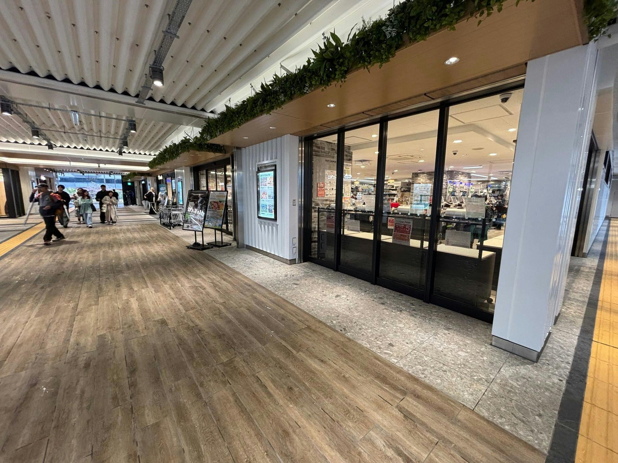 【ペリエ海浜幕張】食や雑貨等の小規模ポップアップに最適なJR海浜幕張駅公園改札正面にあるスペース（区画7：ワイズマート出口横）の画像