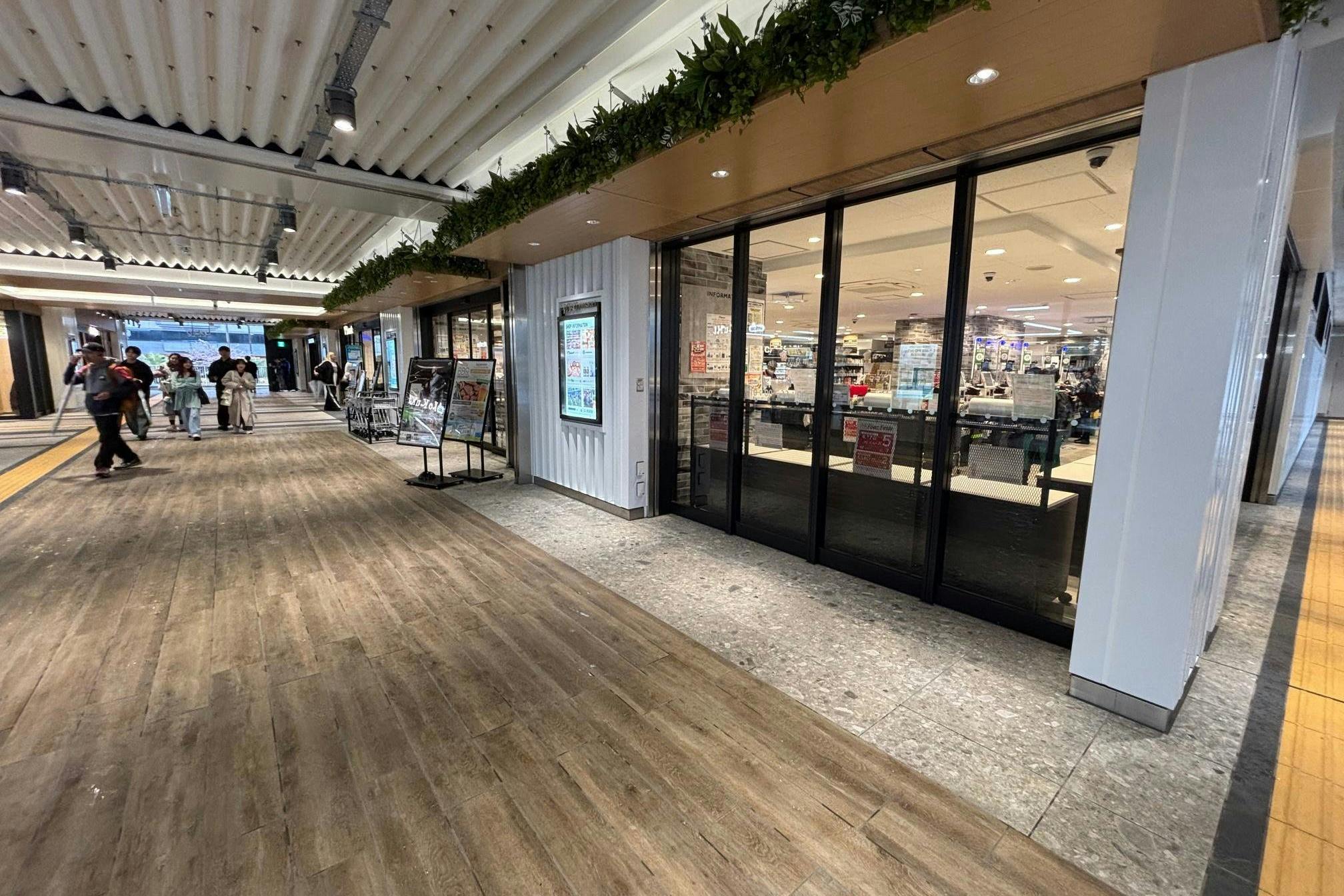 【ペリエ海浜幕張】食や雑貨等の小規模ポップアップに最適なJR海浜幕張駅公園改札正面にあるスペース(区画7:ワイズマート出口横)