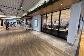 【ペリエ海浜幕張】食や雑貨等の小規模ポップアップに最適なJR海浜幕張駅公園改札正面にあるスペース(区画7:ワイズマート出口横)