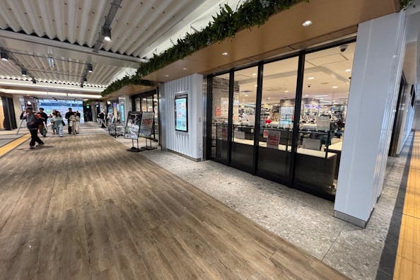 【ペリエ海浜幕張】食や雑貨等の小規模ポップアップに最適なJR海浜幕張駅公園改札正面にあるスペース(区画7:ワイズマート出口横)