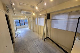 【北参道駅10分】アパレルのポップアップストアや展示会に最適な白を基調とした什器が充実したレンタルスペース