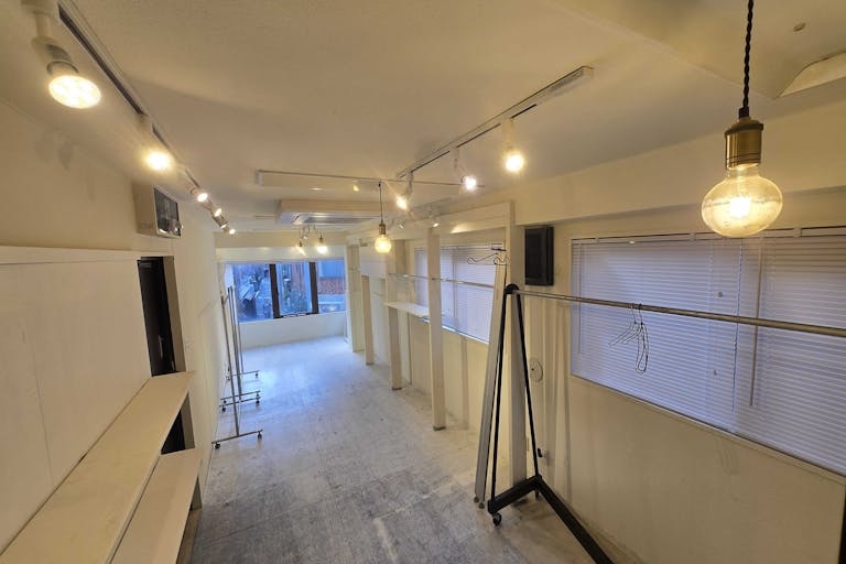 【北参道駅10分】アパレルのポップアップストアや展示会に最適な白を基調とした什器が充実したレンタルスペースの画像7
