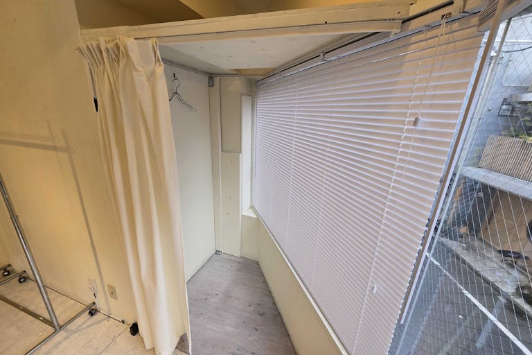 【北参道駅10分】アパレルのポップアップストアや展示会に最適な白を基調とした什器が充実したレンタルスペースの画像4