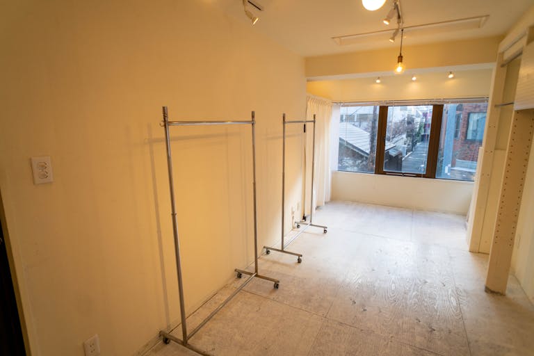 【北参道駅10分】アパレルのポップアップストアや展示会に最適な白を基調とした什器が充実したレンタルスペースの画像17