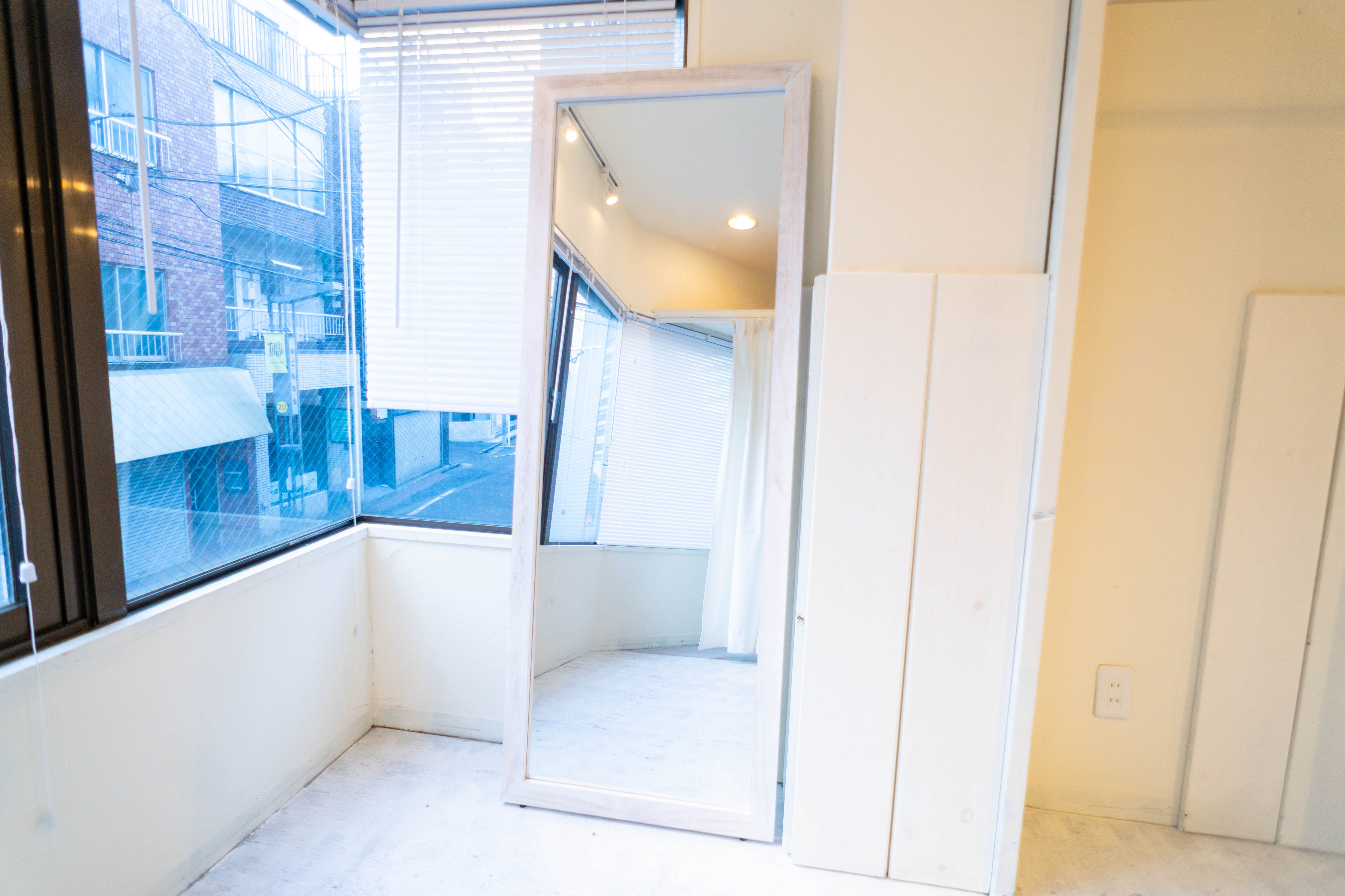 【北参道駅10分】アパレルのポップアップストアや展示会に最適な白を基調とした什器が充実したレンタルスペース