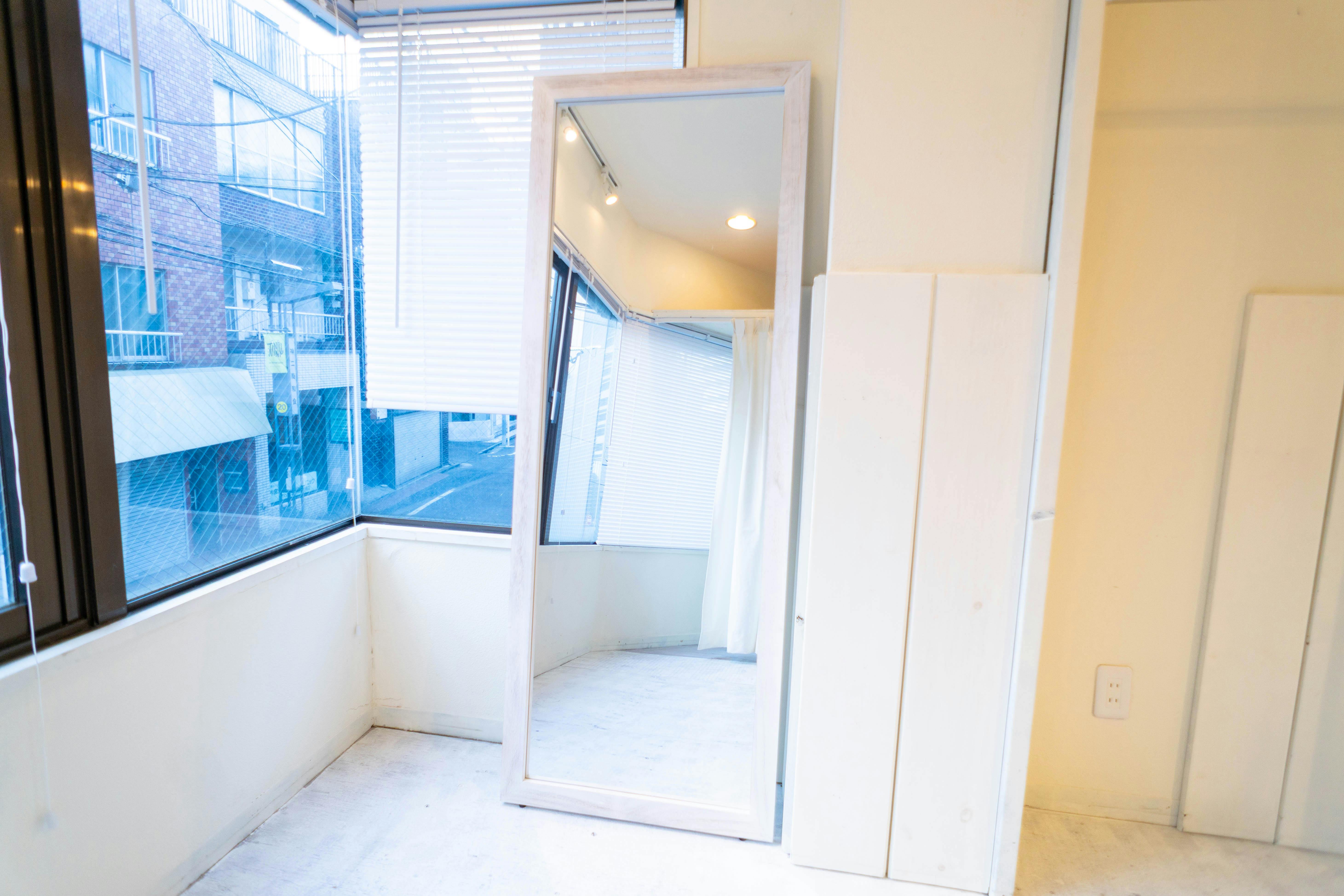 【北参道駅10分】アパレルのポップアップストアや展示会に最適な白を基調とした什器が充実したレンタルスペース