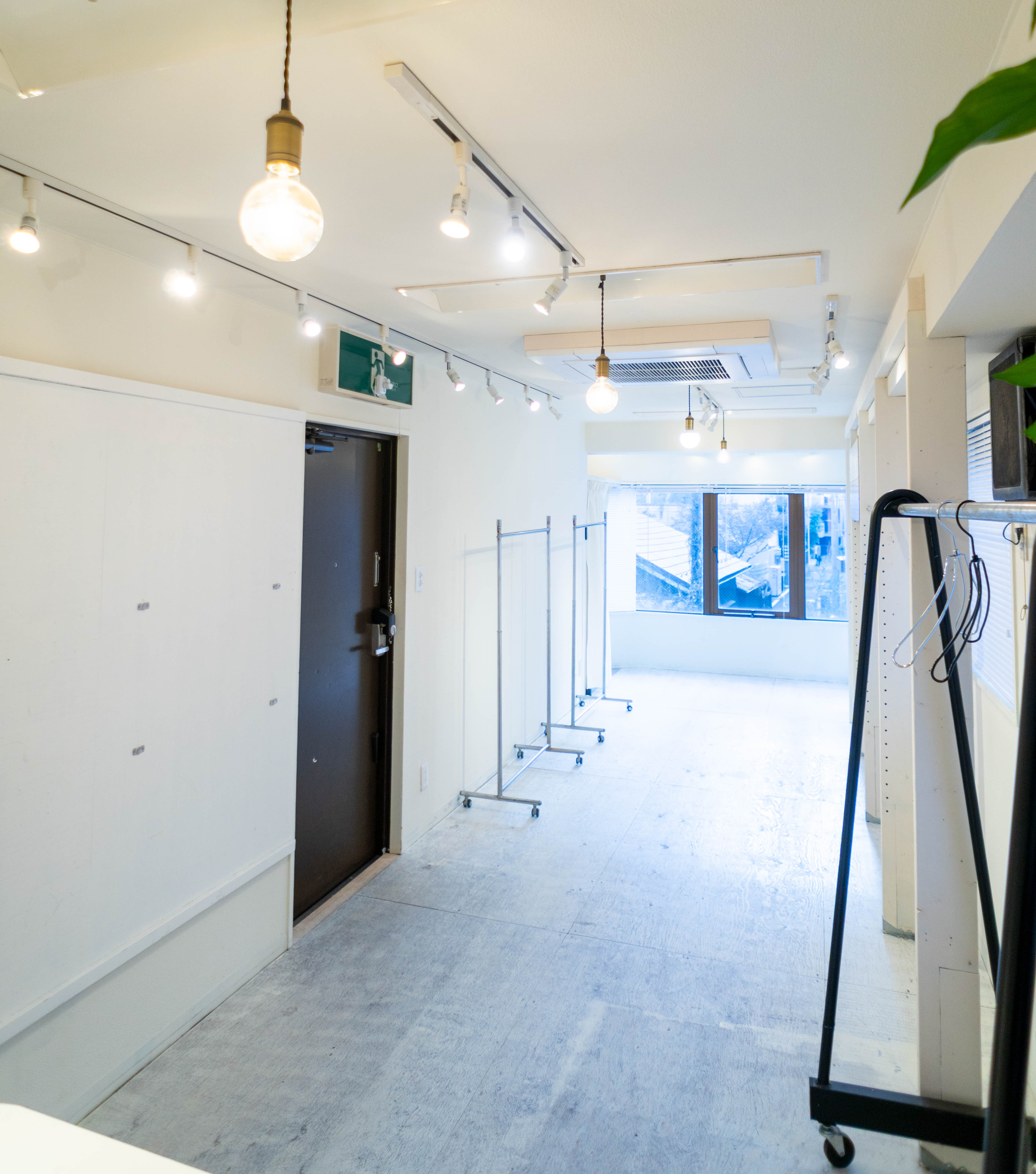 【北参道駅10分】アパレルのポップアップストアや展示会に最適な白を基調とした什器が充実したレンタルスペース