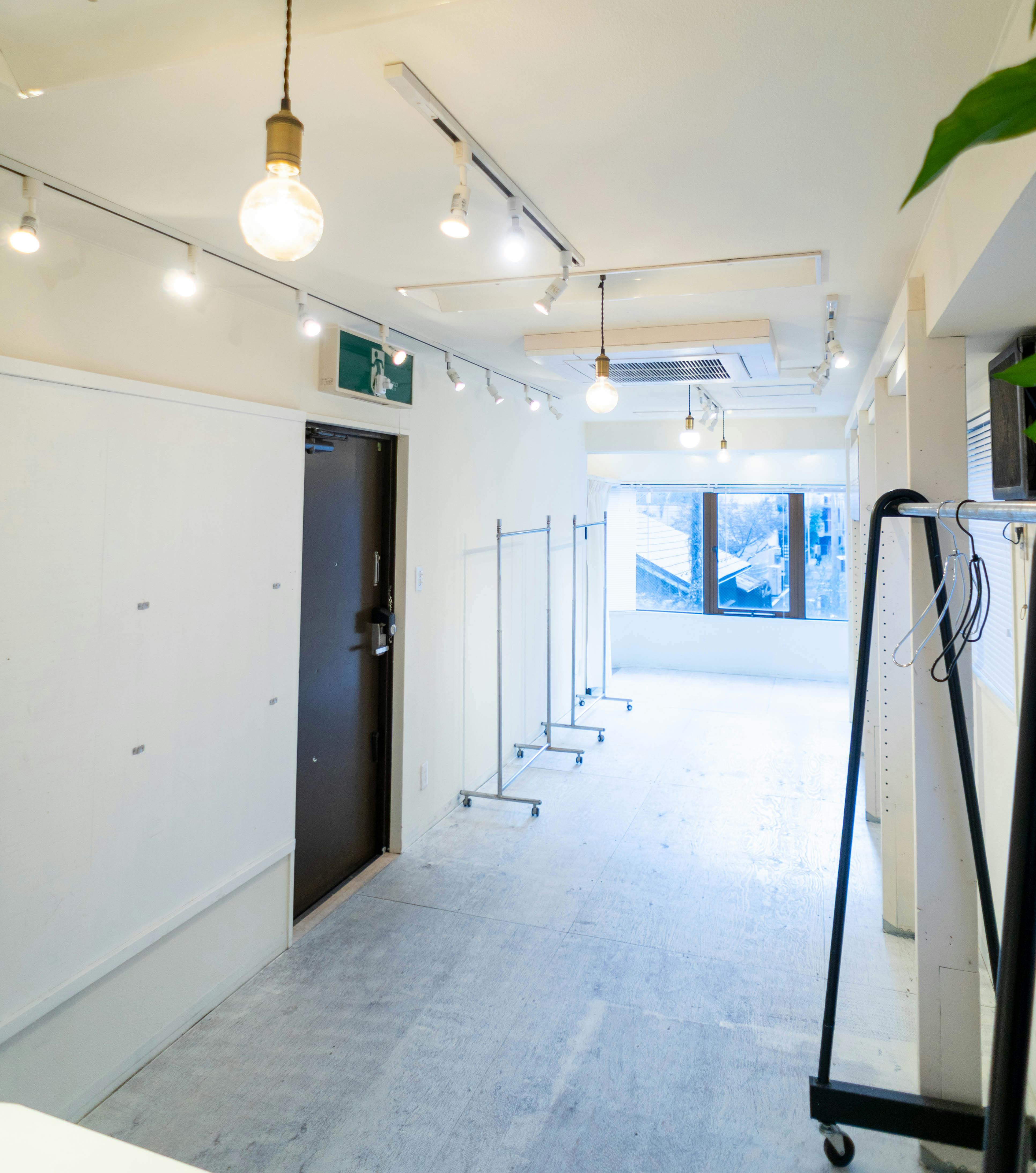 【北参道駅10分】アパレルのポップアップストアや展示会に最適な白を基調とした什器が充実したレンタルスペース