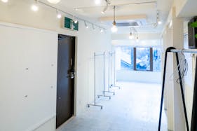 【北参道駅10分】アパレルのポップアップストアや展示会に最適な白を基調とした什器が充実したレンタルスペース