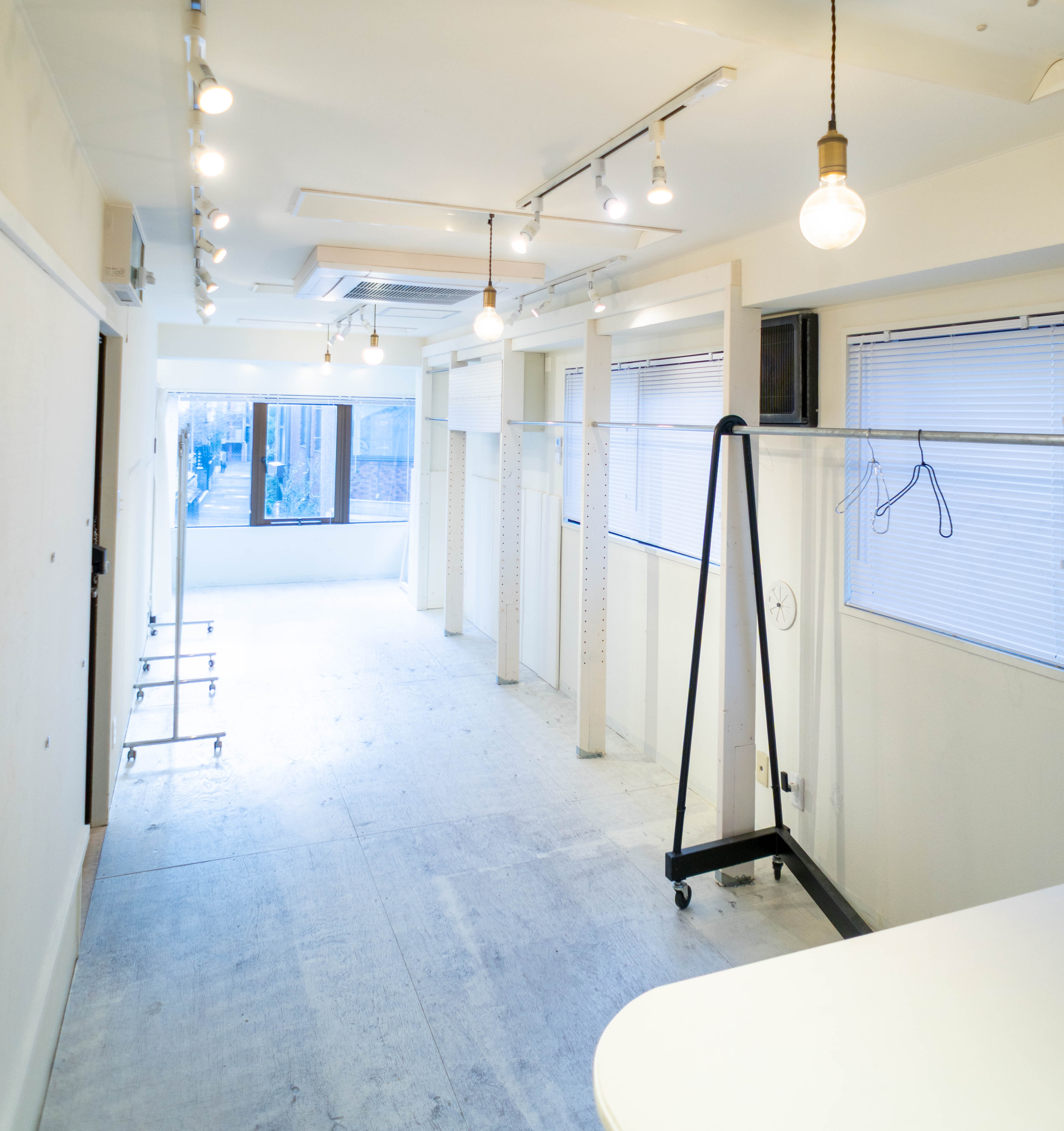 【北参道駅10分】アパレルのポップアップストアや展示会に最適な白を基調とした什器が充実したレンタルスペース
