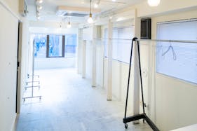 【北参道駅10分】アパレルのポップアップストアや展示会に最適な白を基調とした什器が充実したレンタルスペース