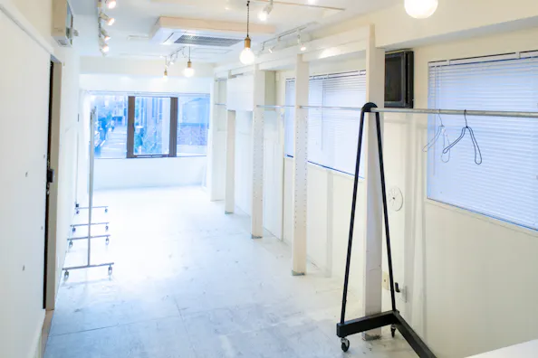 【北参道駅10分】アパレルのポップアップストアや展示会に最適な白を基調とした什器が充実したレンタルスペース