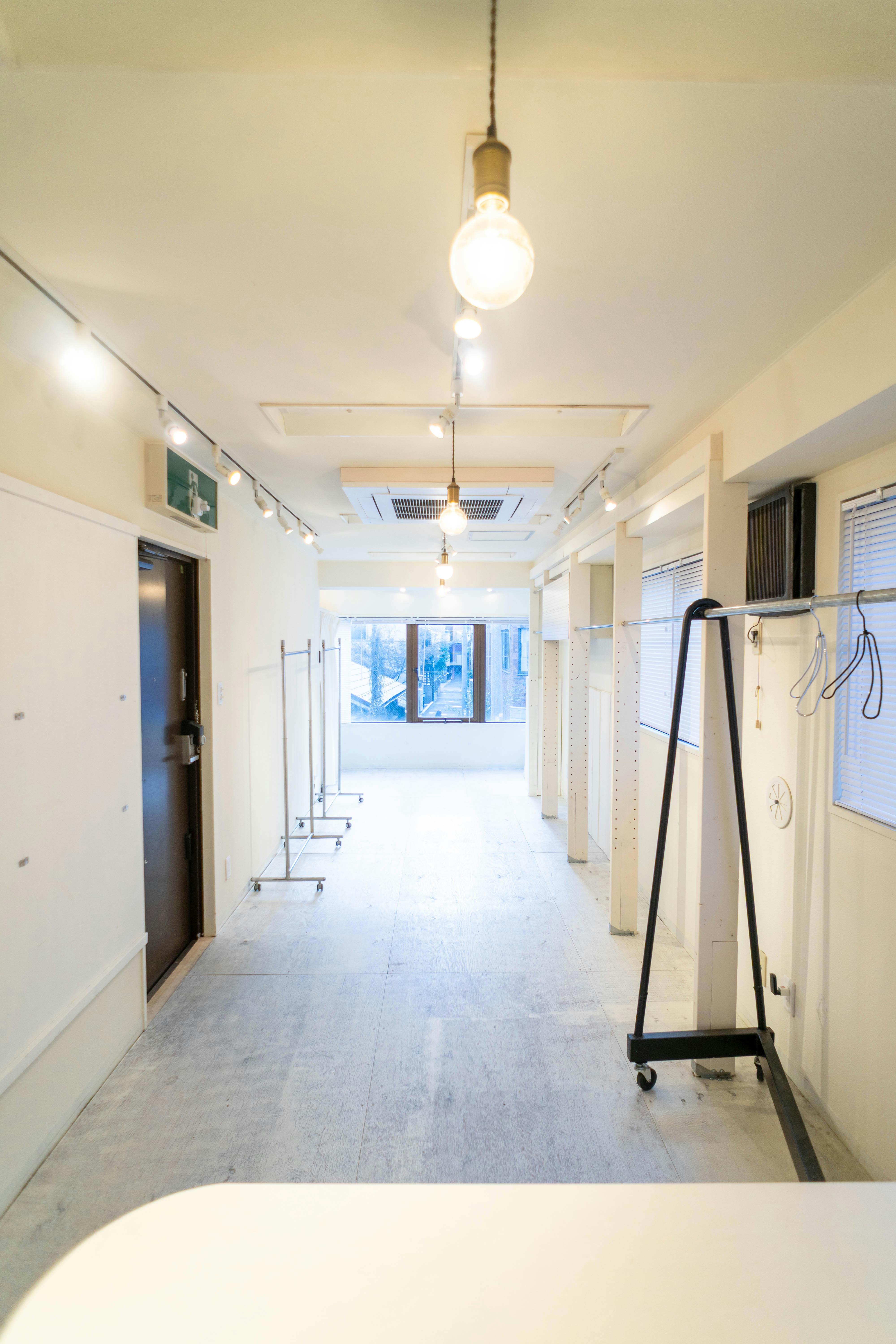 【北参道駅10分】アパレルのポップアップストアや展示会に最適な白を基調とした什器が充実したレンタルスペース