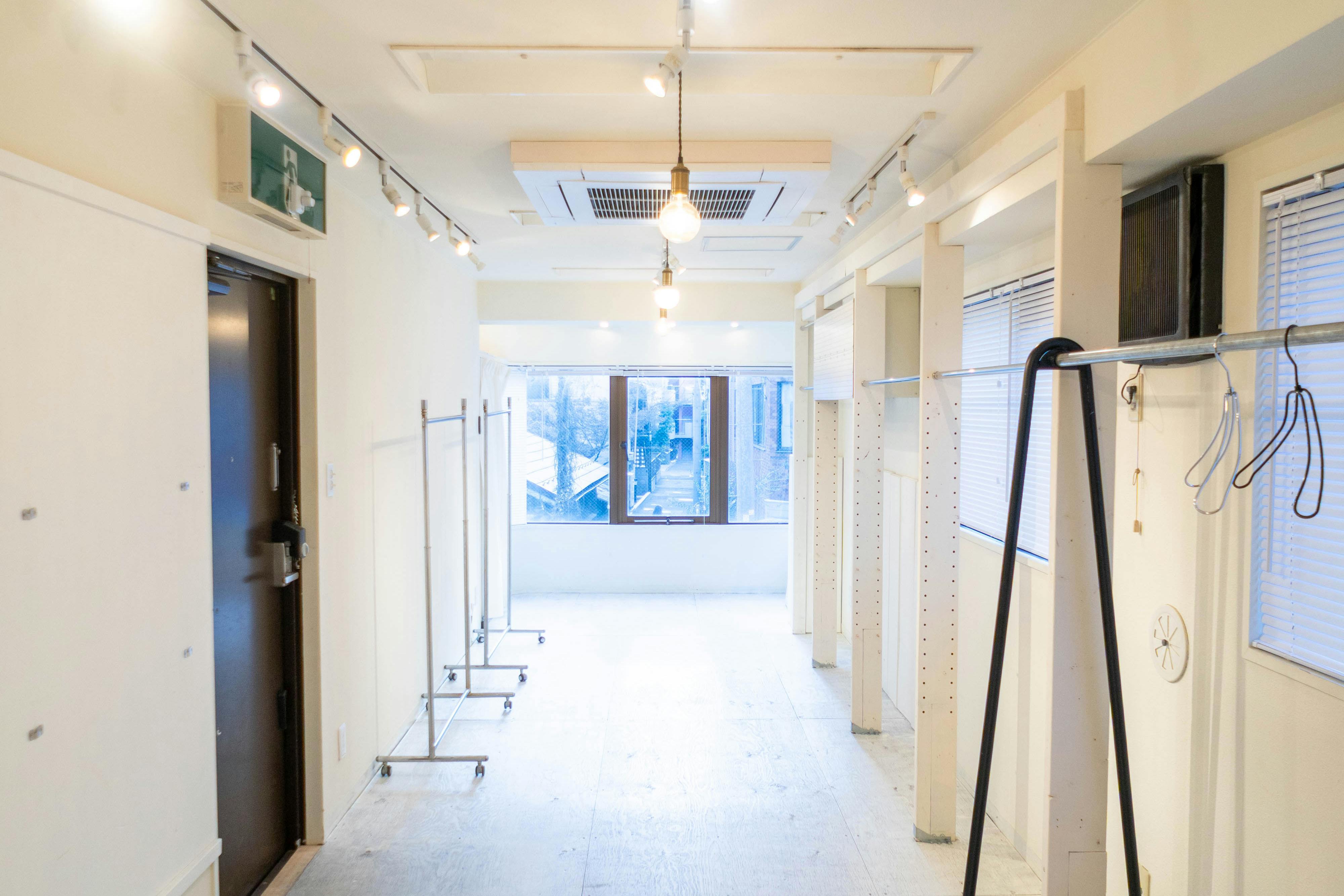 【北参道駅10分】アパレルのポップアップストアや展示会に最適な白を基調とした什器が充実したレンタルスペース