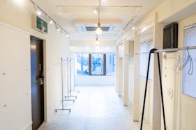 【北参道駅10分】アパレルのポップアップストアや展示会に最適な白を基調とした什器が充実したレンタルスペース