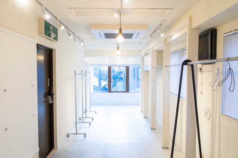 【北参道駅10分】アパレルのポップアップストアや展示会に最適な白を基調とした什器が充実したレンタルスペースの画像4