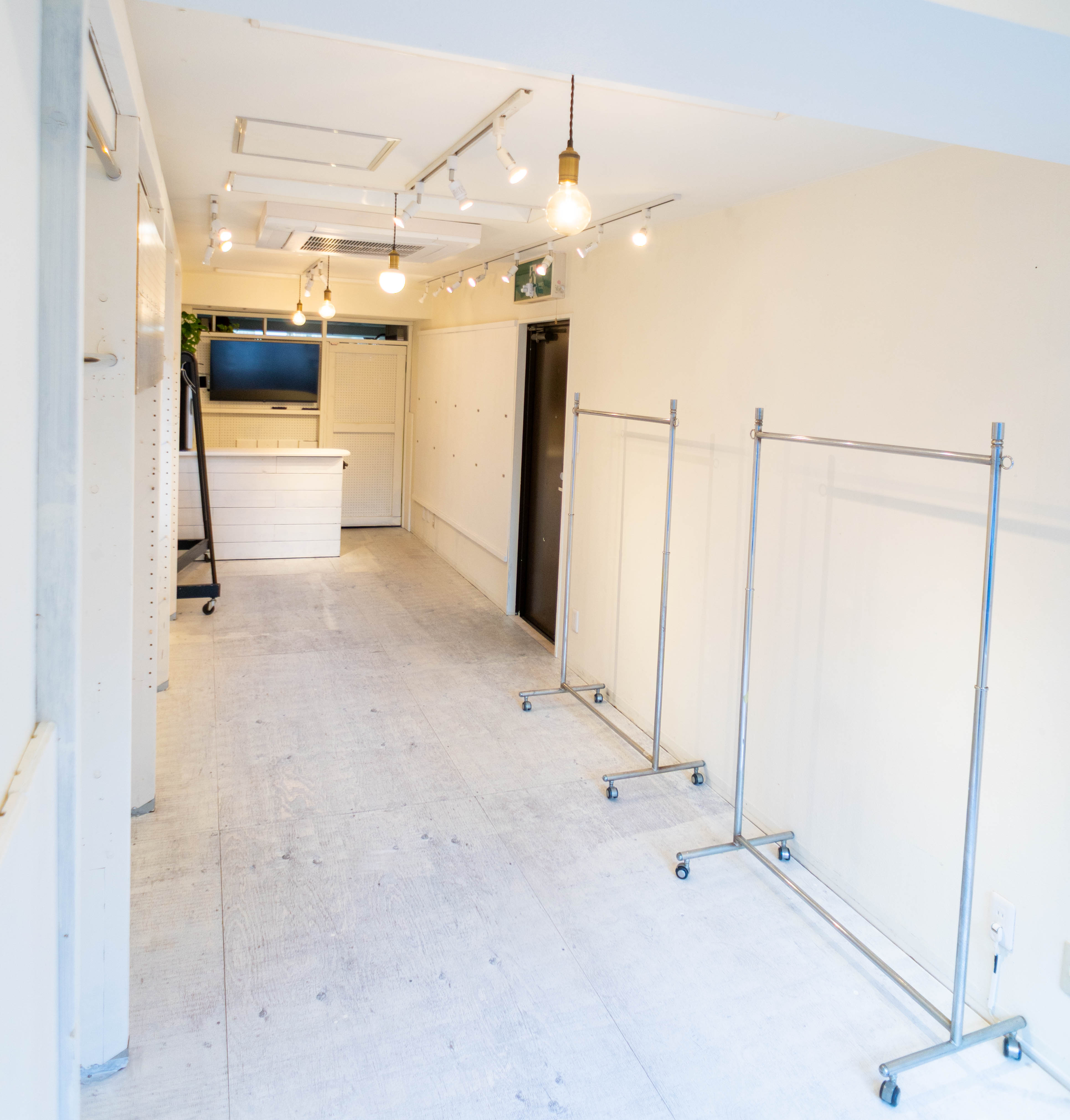 【北参道駅10分】アパレルのポップアップストアや展示会に最適な白を基調とした什器が充実したレンタルスペース