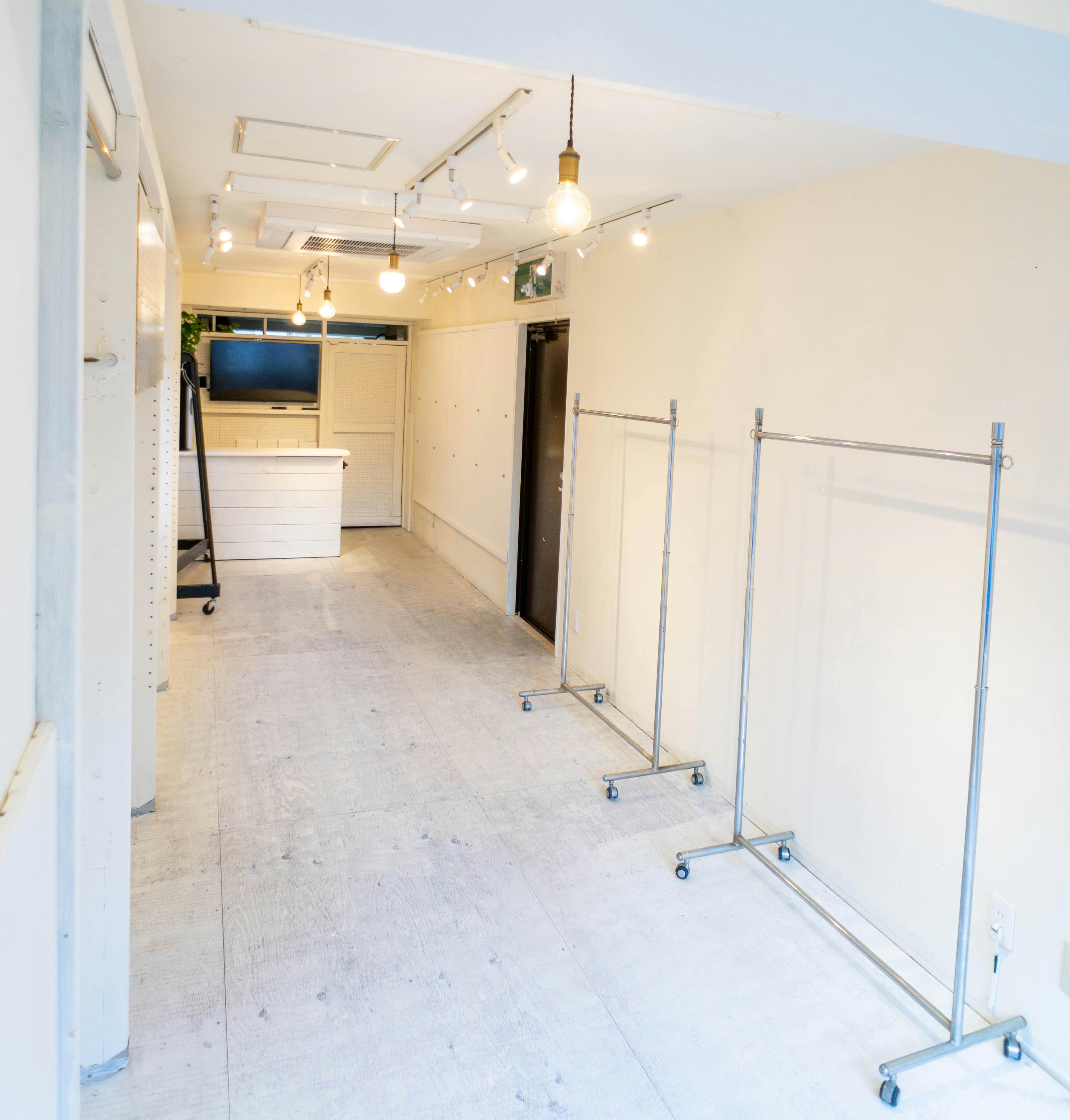 【北参道駅10分】アパレルのポップアップストアや展示会に最適な白を基調とした什器が充実したレンタルスペース