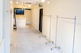 【北参道駅10分】アパレルのポップアップストアや展示会に最適な白を基調とした什器が充実したレンタルスペース