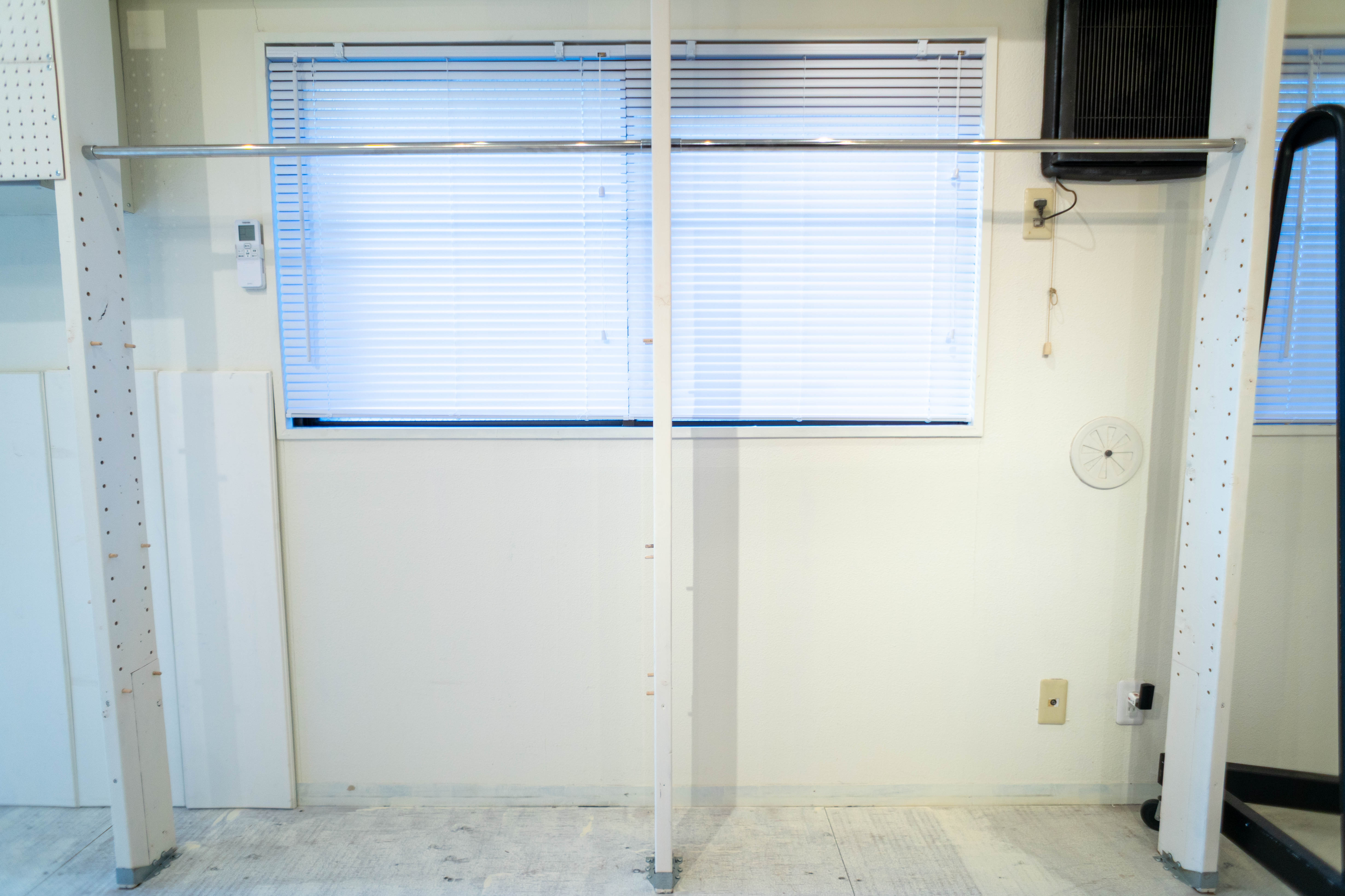 【北参道駅10分】アパレルのポップアップストアや展示会に最適な白を基調とした什器が充実したレンタルスペース