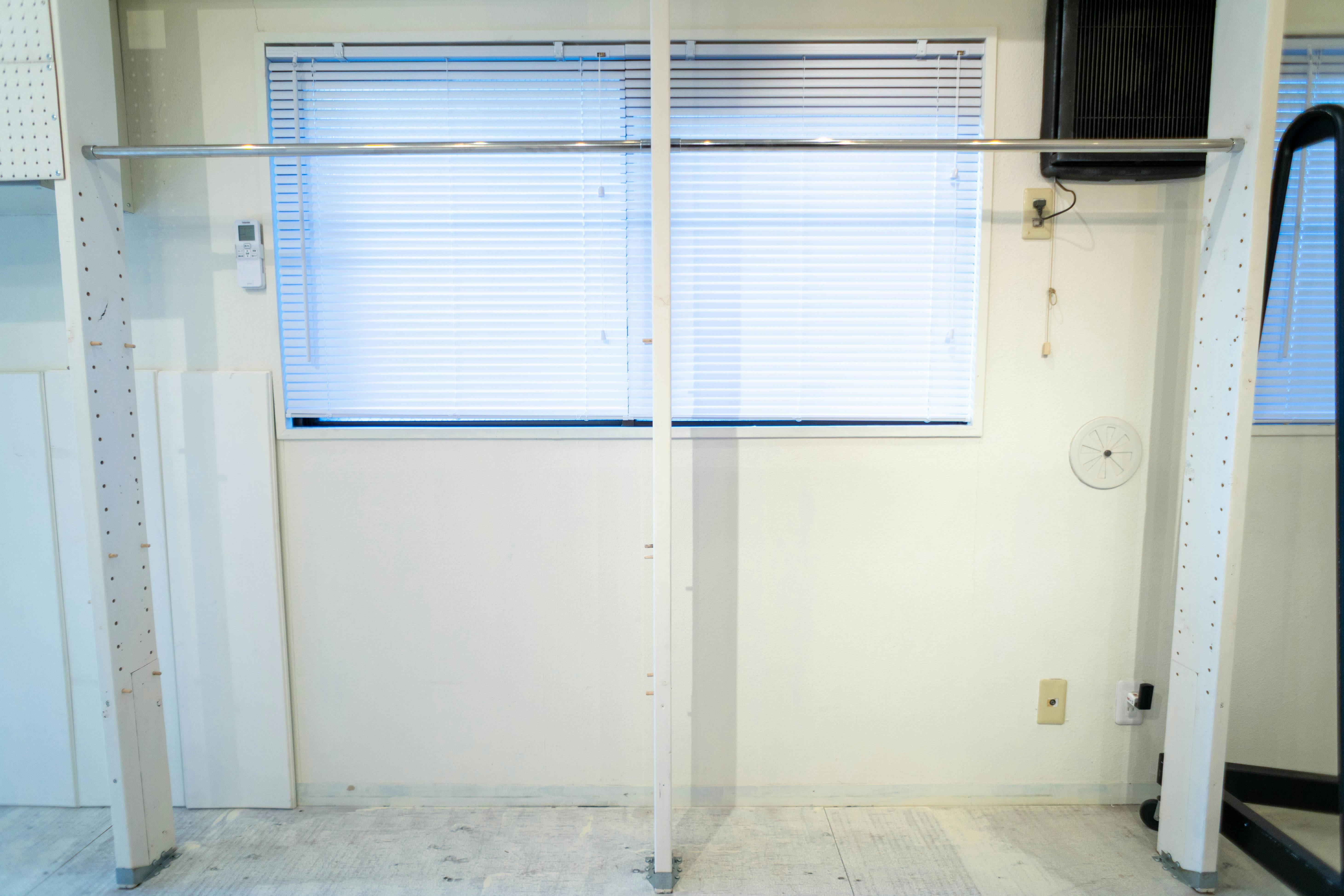 【北参道駅10分】アパレルのポップアップストアや展示会に最適な白を基調とした什器が充実したレンタルスペース