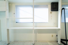 【北参道駅10分】アパレルのポップアップストアや展示会に最適な白を基調とした什器が充実したレンタルスペース