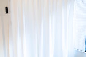 【北参道駅10分】アパレルのポップアップストアや展示会に最適な白を基調とした什器が充実したレンタルスペース