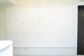 【北参道駅10分】アパレルのポップアップストアや展示会に最適な白を基調とした什器が充実したレンタルスペース