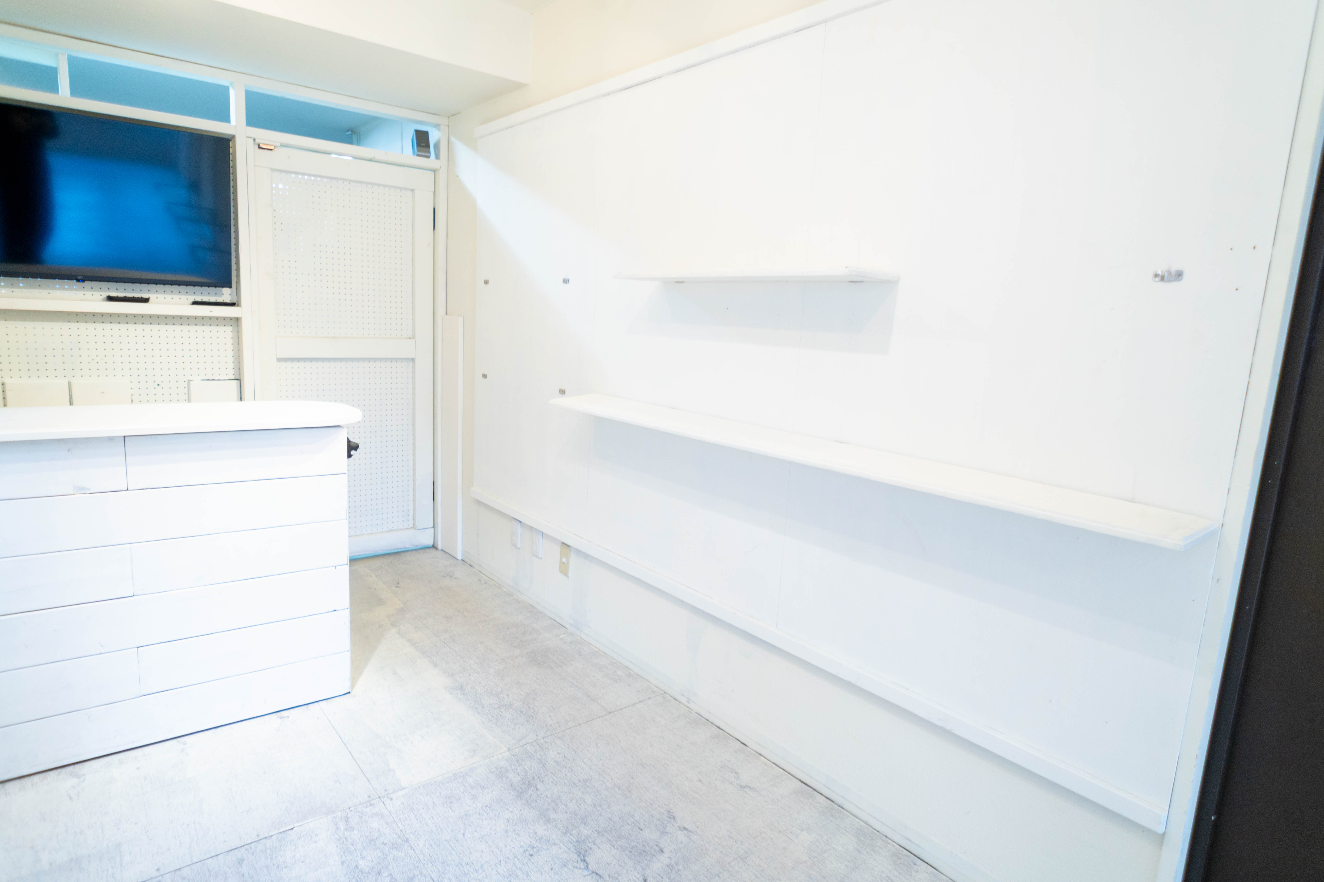 【北参道駅10分】アパレルのポップアップストアや展示会に最適な白を基調とした什器が充実したレンタルスペース