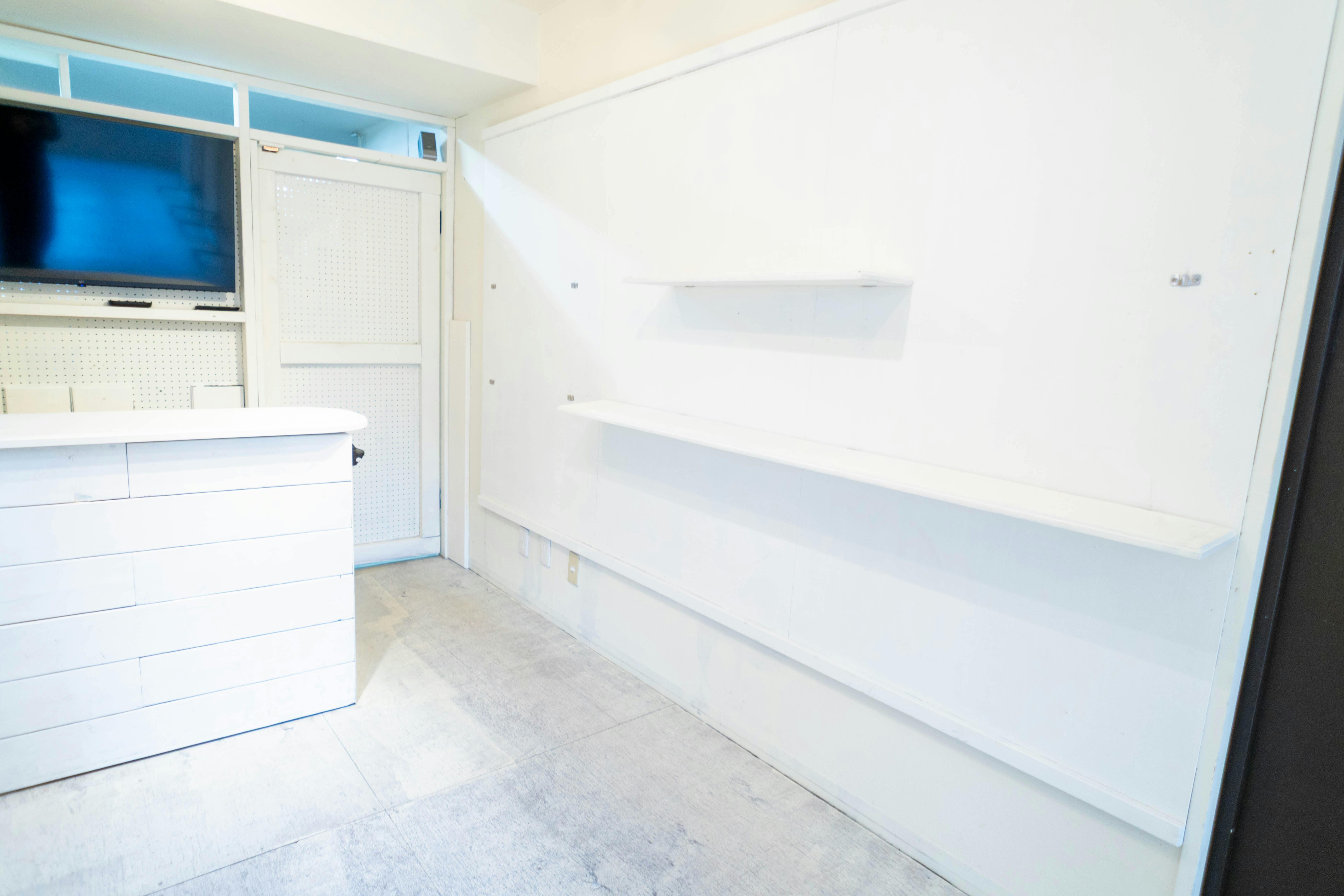 【北参道駅10分】アパレルのポップアップストアや展示会に最適な白を基調とした什器が充実したレンタルスペース