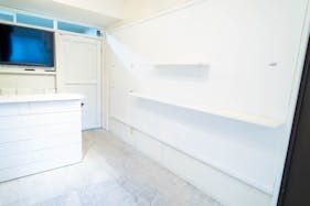 【北参道駅10分】アパレルのポップアップストアや展示会に最適な白を基調とした什器が充実したレンタルスペース