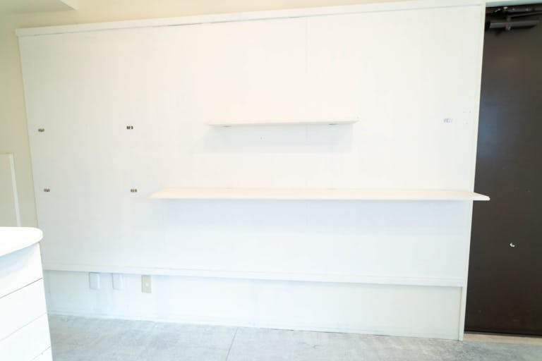 商品ラインナップやブランドイメージに合わせて自由にレイアウトをアレンジできる 棚スペースもあるので、小物やディスプレイ品もしっかり配置