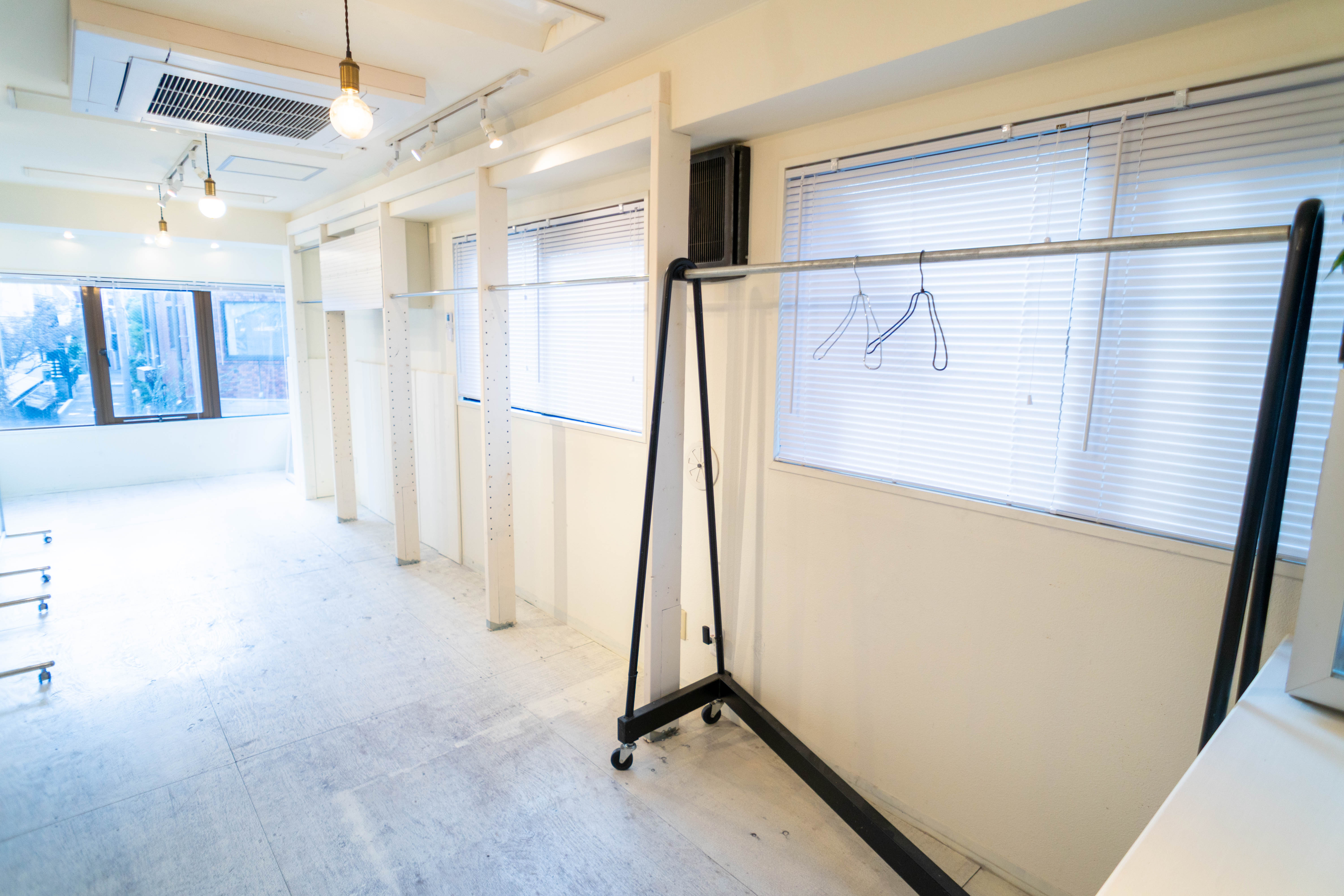 【北参道駅10分】アパレルのポップアップストアや展示会に最適な白を基調とした什器が充実したレンタルスペース