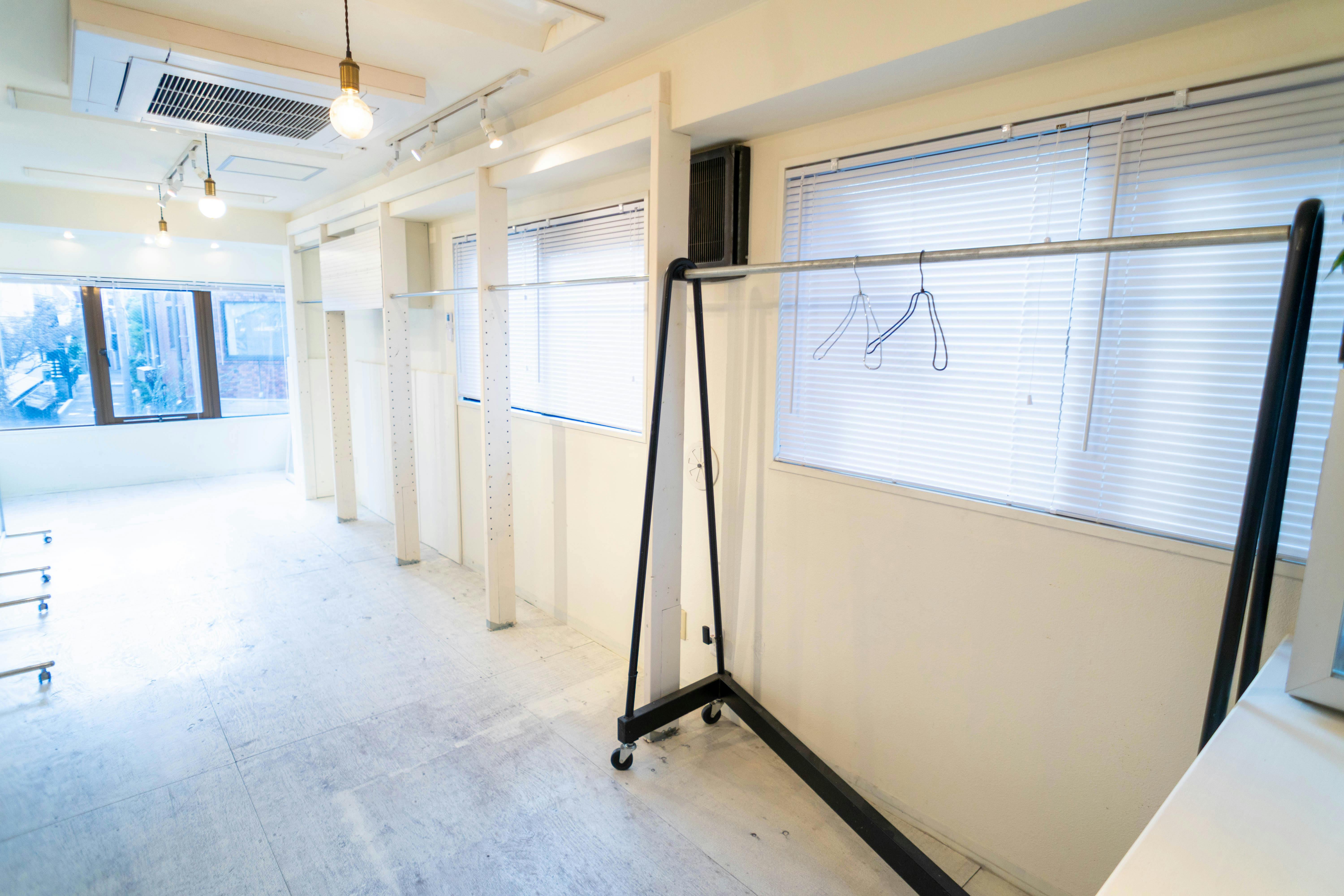 【北参道駅10分】アパレルのポップアップストアや展示会に最適な白を基調とした什器が充実したレンタルスペース