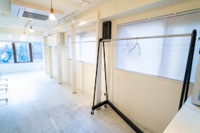 【北参道駅10分】アパレルのポップアップストアや展示会に最適な白を基調とした什器が充実したレンタルスペース